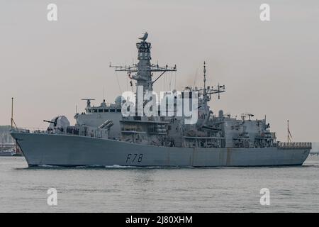 Il tipo 23 (Duke Class) fregate HMS Kent (F78) lasciando Portsmouth Harbour, Regno Unito il pomeriggio del 9th maggio 2022. Foto Stock