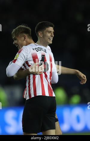 SHEFFIELD, REGNO UNITO. MAGGIO 9th Ross Stewart di Sunderland e Callum Doyle celebrano dopo la Sky Bet League 1Play fuori semifinale 2nd tappa tra Sheffield Mercoledì e Sunderland a Hillsborough, Sheffield Lunedi 9th maggio 2022. (Credit: Mark Fletcher | MI News) Credit: MI News & Sport /Alamy Live News Foto Stock