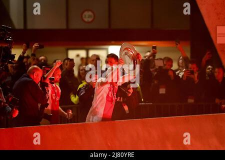 AMSTERDAM - (LR) Davy Klaassen di Ajax mostra la scala del campionato ai tifosi della prima lega olandese partita tra Ajax Amsterdam e sc Heerenveen alla Johan Cruijff Arena il 11 maggio 2022 ad Amsterdam, Paesi Bassi. ANP MAURICE VAN STEEN Foto Stock