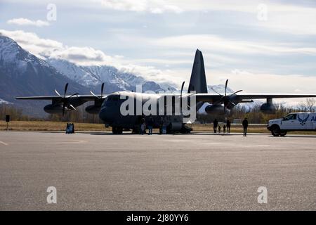 Alaska Air National Guardsmen con l'ala 176th mostra il loro HC-130J Combat King II aeromobile agli spettatori che partecipano al grande Alaska Aviation Gathering 2022 al Palmer Municipal Airport in Palmer, Alaska, maggio 7. Il Great Alaska Aviation Gathering è un evento annuale di due giorni che comprende aerei statici interni ed esterni e mostre nazionali ed internazionali che promuovono l'aviazione generale in Alaska. (Foto della Guardia Nazionale dell’Alaska di 1st Lt. Balinda o’Neal) Foto Stock