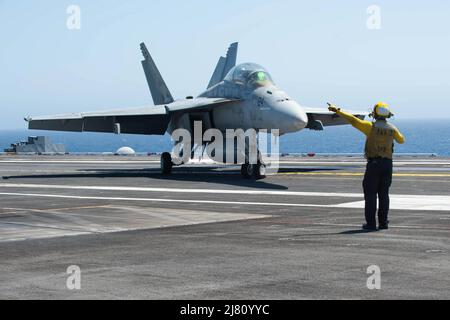 220425-N-PQ495-1258 OCEANO PACIFICO (APRILE 25, 2022) – un F/A-18F Super Hornet, assegnato alle “aquile volanti” dello Strike Fighter Squadron (VFA) 122, taxi sul ponte di volo della portaerei di classe Nimitz USS Carl Vinson (CVN 70), aprile 25. Vinson sta attualmente conducendo operazioni marittime di routine nell'Oceano Pacifico. (STATI UNITI Foto Navy di Mass Communication Specialist 3rd Classe Larissa T. Dougherty) Foto Stock