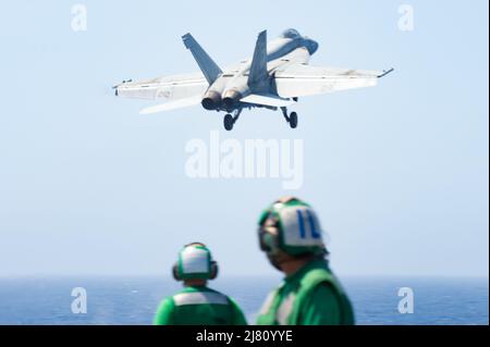 220425-N-PQ495-1178 OCEANO PACIFICO (APRILE 25, 2022) – un F/A-18E Super Hornet, assegnato alle "Flying Eagles" di Strike Fighter Squadron (VFA) 122, lancia dal ponte di volo della portaerei di classe Nimitz USS Carl Vinson (CVN 70), aprile 25. Vinson sta attualmente conducendo operazioni marittime di routine nell'Oceano Pacifico. (STATI UNITI Foto Navy di Mass Communication Specialist 3rd Classe Larissa T. Dougherty) Foto Stock