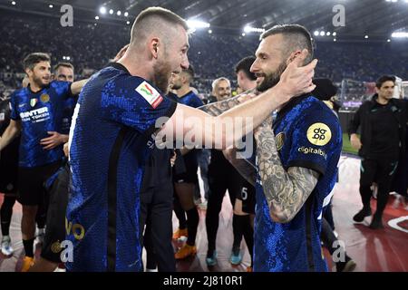 Roma, Italia , 11st maggio , 2022 da sinistra a destra, Milano Skriniar dell'Inter Marcelo Brozovic dell'Inter celebra la vittoria al termine della partita Durante il calcio finale della coppa Italia Juventus v Inter Credit: Massimo Insabato/Alamy Live News Foto Stock