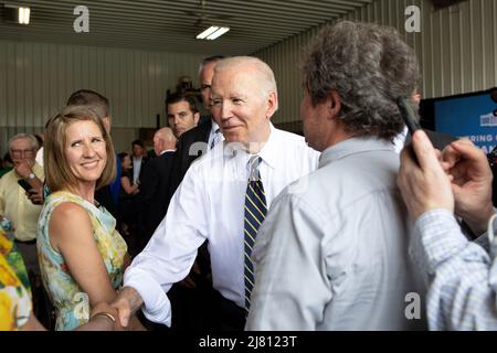 Kankakee, Illinois, Stati Uniti. 11th maggio 2022. Il presidente Joe Biden saluta la folla dopo aver parlato in una fattoria a Kankakee il 11 maggio 2022. (Credit Image: © Lora Olive/ZUMA Press Wire) Foto Stock