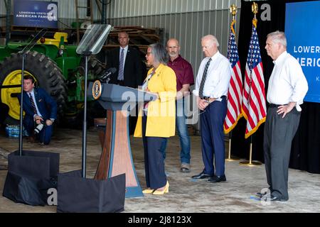 Kankakee, Illinois, Stati Uniti. 11th maggio 2022. Il Presidente Joe Biden con il Segretario dell'Agricoltura Tom Vilsack (a destra) e il Rep. Statunitense Robin Kelly (davanti) e Jeff o'Connor (a sinistra) parlano a Kankakee il 11 maggio 2022, per discutere l'impatto dell'invasione russa dell'Ucraina sull'agricoltura. (Credit Image: © Lora Olive/ZUMA Press Wire) Foto Stock