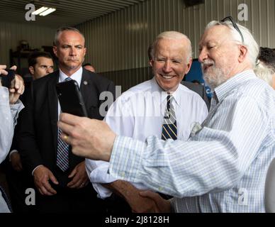 Kankakee, Illinois, Stati Uniti. 11th maggio 2022. Il presidente Joe Biden saluta la folla dopo aver parlato in una fattoria a Kankakee il 11 maggio 2022. (Credit Image: © Lora Olive/ZUMA Press Wire) Foto Stock