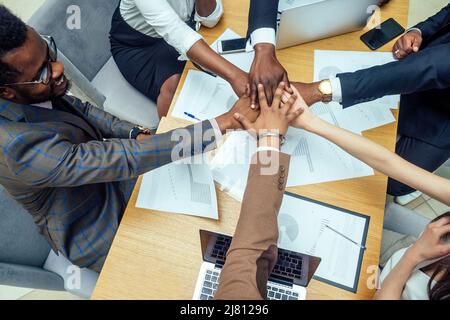 gruppo di lavoro di gruppo di partner commerciali internazionali: indiani, coreani, afro-americani che lavorano insieme in una stanza moderna Foto Stock