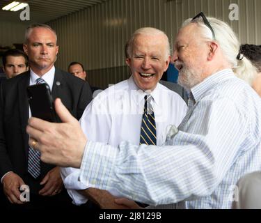 Kankakee, Illinois, Stati Uniti. 11th maggio 2022. Il presidente Joe Biden saluta la folla dopo aver parlato in una fattoria a Kankakee il 11 maggio 2022. (Credit Image: © Lora Olive/ZUMA Press Wire) Foto Stock