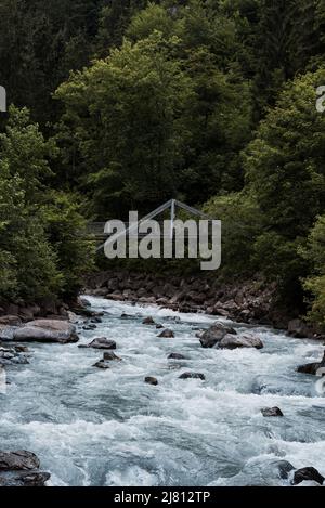 Un romantico lago boschivo nella valle di Kander, splendida vista di Blausee un laghetto cristallino in Svizzera, Alpi Bernesi, Kandersteg, Canton Berna, Foto Stock