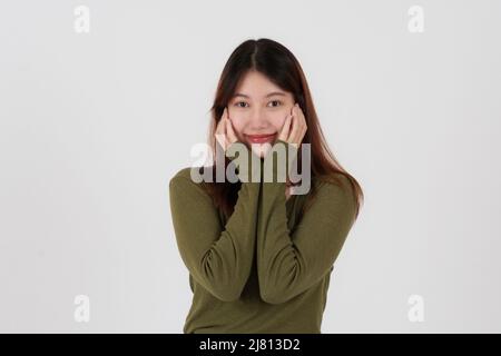 Immagine di ragazza felice in piedi e guardando fotocamera che punta isolato su sfondo bianco. Foto Stock