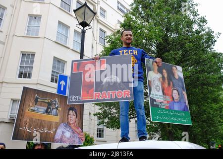 Londra, Regno Unito, 11th maggio 2022. Il primo ministro pakistano Shehbaz Sherif visita la capitale per un incontro d'emergenza con il fratello maggiore - e anche ex leader del paese, Nawaz Sherif per discutere la situazione politica nel paese. I sostenitori di imran Khan, per lo più in linea con il suo partito politico PTI, hanno organizzato una protesta al di fuori della Stanhope House, dove il figlio di Sherif Hassan ha un ufficio. I sostenitori di Khan all’estero, e in Pakistan, chiedono il ripristino della sua prima o delle elezioni. I contromanifestanti hanno accolto con favore la visita del Premier e hanno tenuto cartelli segnalanti Kha Foto Stock