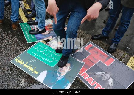 Londra, Regno Unito, 11th maggio 2022. Il primo ministro pakistano Shehbaz Sherif visita la capitale per un incontro d'emergenza con il fratello maggiore - e anche ex leader del paese, Nawaz Sherif per discutere la situazione politica nel paese. I sostenitori di imran Khan, per lo più in linea con il suo partito politico PTI, hanno organizzato una protesta al di fuori della Stanhope House, dove il figlio di Sherif Hassan ha un ufficio. I sostenitori di Khan all’estero, e in Pakistan, chiedono il ripristino della sua prima o delle elezioni. I contromanifestanti hanno accolto con favore la visita del Premier e hanno tenuto cartelli segnalanti Kha Foto Stock