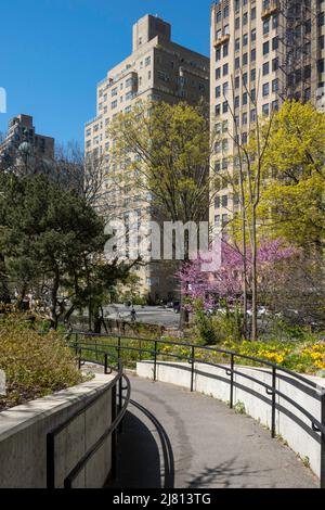 Gli edifici residenziali di Central Park West (CPW) possono essere visti dall'interno del parco, New York City, USA 2022 Foto Stock