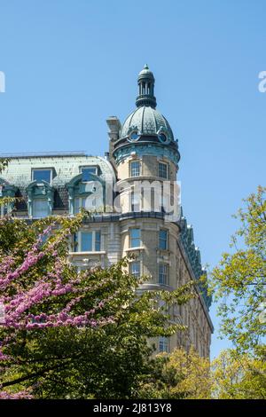 Il St. Urban Residential Building visto da Central Park in primavera, NYC, USA 2022 Foto Stock