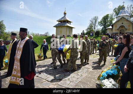 I soldati trasportano una bara del soldato maggiore Petro Sarakulo nel villaggio di Kulchytsia, nella regione di Lviv. Funerali del soldato maggiore Petro Sarakulo nel suo villaggio natale di Kulchytsi, regione di Lviv. A causa dell'invasione militare russa dell'Ucraina il 24 febbraio 2022, andò a servire nelle forze Armate dell'Ucraina. Morì il 5 maggio nella regione di Donetsk durante una battaglia con gli occupanti russi. Il defunto è sopravvissuto da sua moglie e da due figli: La figlia Milana e il figlio Alexander. (Foto di Pavlo Palamarchuk/SOPA Images/Sipa USA) Foto Stock