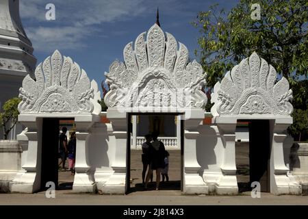 Un cancello con intaglio decorativo al complesso del tempio di Wat Phra Borommathat Chaiya a Chaiya, Surat Thani, Thailandia. Foto Stock