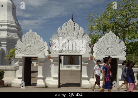 Un cancello con intaglio decorativo al complesso del tempio di Wat Phra Borommathat Chaiya a Chaiya, Surat Thani, Thailandia. Foto Stock