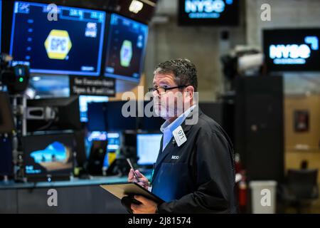 (NEW YORK, 12 maggio 2022 (Xinhua) -- un commerciante lavora alla borsa di New York (NYSE) a New York, gli Stati Uniti, 11 maggio 2022. Le azioni degli Stati Uniti sono scese il mercoledì dopo i dati hanno indicato che le letture di inflazione degli Stati Uniti di aprile sono venuto più in alto del previsto. La media industriale di Dow Jones è diminuita di 326,63 punti, o 1,02 per cento, a 31.834,11. L'indice S&P 500 è diminuito di 65,87 punti, o 1,65%, a 3.935,18. Il Nasdaq Composite Index è sceso di 373,43 punti, o 3,18 per cento, a 11.364,24. (Courtney Crow/NYSE/Handout via Xinhua) Foto Stock