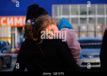 Zaporizhia, Ucraina, 11/05/2022, madre con il figlio di Mariupol al centro degli sfollati di Zaporizhia. Ogni giorno i rifugiati provenienti da tutta l'Ucraina orientale arrivano al Centro Zaporizhia per gli sfollati che fuggono dalle zone di combattimento o dai territori occupati dall'esercito russo. La Russia ha invaso l'Ucraina il 24 febbraio 2022, scatenando il più grande attacco militare in Europa dalla seconda guerra mondiale Ogni giorno, gli sfollati provenienti da tutta l'Ucraina orientale in fuga da zone di combattimento o territori occupati dall'esercito russo cercano rifugio al Centro Zaporizhia. La Russia ha invaso l'Ucraina il 24 febbraio Foto Stock