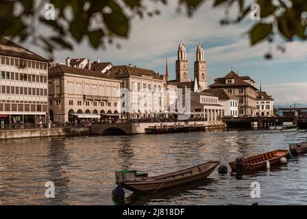 Zurigo Svizzera. 5. Luglio 2018 veduta del centro storico di Zurigo con la famosa Chiesa di Grossmunster e il fiume Limmat Foto Stock