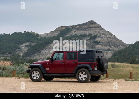 Theodore Roosevelt NP, ND, USA - 6 luglio 2021: A Jeep Wrangler Unlimited Sports parcheggiato lungo il parco riserva Foto Stock