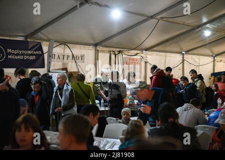 Zaporizhzhia, Ucraina. 11th maggio 2022. Un uomo beve caffè dopo essere arrivato in un centro di rifugiati in Ucraina. (Foto di Madeleine Kelly/SOPA Images/Sipa USA) Credit: Sipa USA/Alamy Live News Foto Stock