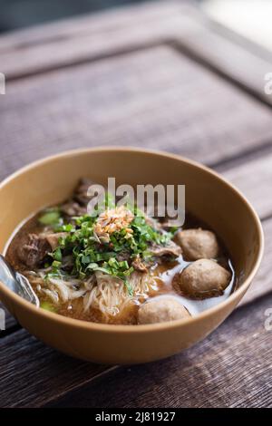 Ciotola per spaghetti di manzo su un tavolo di legno Foto Stock