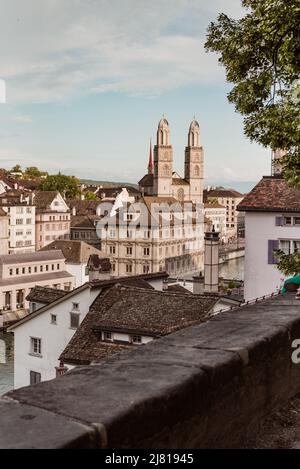 Vista sul centro storico di Zurigo con la famosa chiesa Grossmunster dal parco Lindenhof, Zurigo, Svizzera Foto Stock