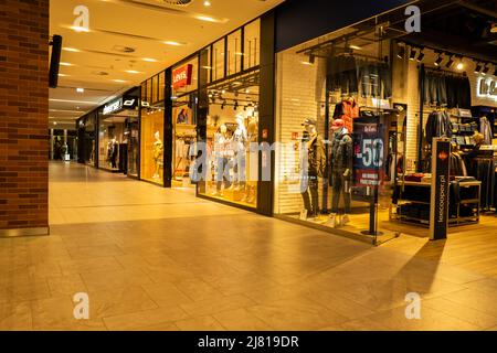 Gdansk Polonia - Aprile 2022. Galleria Forum centro commerciale vista dell'interno dell'edificio di notte. Moderno centro commerciale e d'intrattenimento. L'architettura nel centro di Danzica è la capitale storica Foto Stock