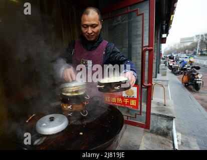 Gnocchi fumanti in un cesto di bambù. Nanjing, Cina. Foto Stock