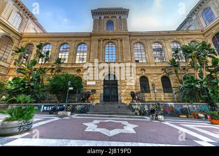 Napoli, Campania, Italia - 16 agosto 2021: Accademia di Belle Arti nell'ex convento di San Giovanni Battista delle Monache in Via Santa Maria di Cos Foto Stock