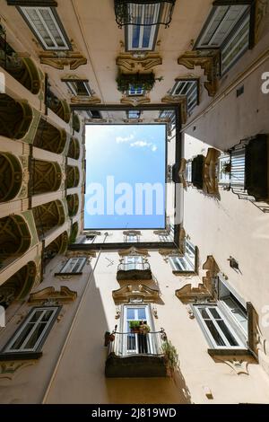 Napoli, Italia - 16 ago 2021: Il Palazzo spagnolo, conosciuto in italiano come Palazzo dello Spagnolom, è un palazzo di notevole architettura a Napoli, Ita Foto Stock