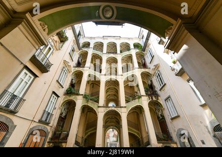 Napoli, Italia - 16 ago 2021: Il Palazzo spagnolo, conosciuto in italiano come Palazzo dello Spagnolom, è un palazzo di notevole architettura a Napoli, Ita Foto Stock