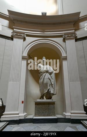 Napoli, Campania, Italia - 16 agosto 2021: Monumento a Ferdinando i dei Borboni nel Museo Archeologico Nazionale di Napoli, Napoli. Foto Stock