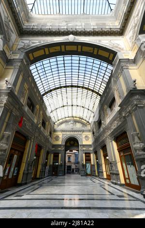 Napoli, Campania, Italia -16 agosto 2021: Interno della Galleria Principe di Napoli costruita nel XIX secolo in stile Liberty. Foto Stock