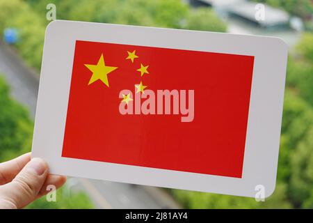 Cina. 10th maggio 2022. In questa foto, la bandiera nazionale cinese è stampata su una carta bianca. Credit: SOPA Images Limited/Alamy Live News Foto Stock