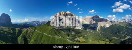 Dolomiti, Passo Sella. Bella vista di Canazei dal Passo Sella. Dolomiti, Italia. Foto Stock