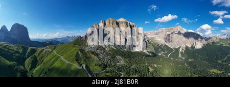 Dolomiti, Passo Sella. Bella vista di Canazei dal Passo Sella. Dolomiti, Italia. Foto Stock