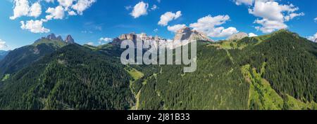 Dolomiti, Passo Sella. Bella vista di Canazei dal Passo Sella. Dolomiti, Italia. Foto Stock