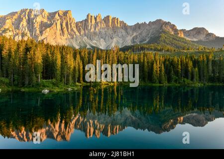 Lago di Carezza e Dolomiti in Trentino-Alto Adige Foto Stock
