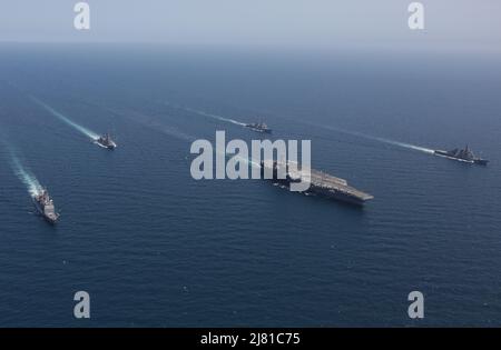 12 aprile 2022 - Sea of Japan - il vettore aereo di classe Nimitz USS Abraham Lincoln (CVN 72), centro, l'incrociatore missilistico guidato di classe Ticonderoga USS Mobile Bay (CG 53), a sinistra, Giappone forza di autodifesa marittima (JMSDF) cacciatorpediniere missilistico guidato di classe KongÅ JS KongÅ (DDG 173), a destra, JMSDF Murasame, a sinistra, JD-S-105, JD-BACK E il cacciatorpediniere missilistico guidato di classe Arleigh Burke USS Spruance (DDG 111) naviga in formazione durante un esercizio bilaterale USA-Giappone. Durante gli esercizi bilaterali tra Abraham Lincoln Carrier Strike Group e JMSDF, le due navate rafforzano All-dom Foto Stock