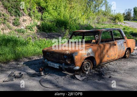 Slatyne, Ucraina. 06th maggio 2022. Una macchina distrutta visto a Slatyne, Kharkiv Oblast, Ucraina. Poiché la Russia ha rifornito le sue truppe e concentrato l'offensiva nella parte orientale dell'Ucraina, Kharkiv e la zona circostante in Ucraina sono ora sotto costante minaccia di bombardamenti e attacchi aerei russi. (Foto di Alex Chan/SOPA Images/Sipa USA) Credit: Sipa USA/Alamy Live News Foto Stock