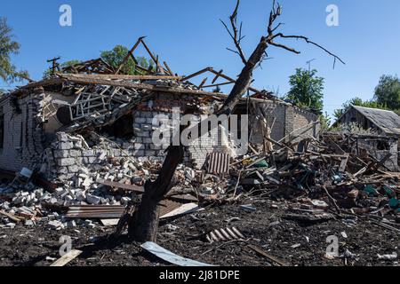 Slatyne, Ucraina. 06th maggio 2022. Vista di una casa residenziale distrutta a Slatyne, Kharkiv Oblast, Ucraina. Poiché la Russia ha rifornito le sue truppe e concentrato l'offensiva nella parte orientale dell'Ucraina, Kharkiv e la zona circostante in Ucraina sono ora sotto costante minaccia di bombardamenti e attacchi aerei russi. (Foto di Alex Chan/SOPA Images/Sipa USA) Credit: Sipa USA/Alamy Live News Foto Stock