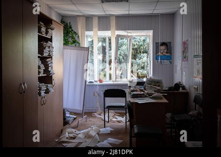 Slatyne, Ucraina. 06th maggio 2022. Vista interna di una stanza ospedale distrutta per bambini a Slatyne, Kharkiv Oblast, Ucraina. Poiché la Russia ha rifornito le sue truppe e concentrato l'offensiva nella parte orientale dell'Ucraina, Kharkiv e la zona circostante in Ucraina sono ora sotto costante minaccia di bombardamenti e attacchi aerei russi. (Foto di Alex Chan/SOPA Images/Sipa USA) Credit: Sipa USA/Alamy Live News Foto Stock