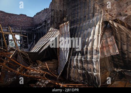 Slatyne, Ucraina. 06th maggio 2022. Vista della stazione ferroviaria di Slatyne distrutta a Slatyne, Kharkiv Oblast, Ucraina. Poiché la Russia ha rifornito le sue truppe e concentrato l'offensiva nella parte orientale dell'Ucraina, Kharkiv e la zona circostante in Ucraina sono ora sotto costante minaccia di bombardamenti e attacchi aerei russi. (Foto di Alex Chan/SOPA Images/Sipa USA) Credit: Sipa USA/Alamy Live News Foto Stock