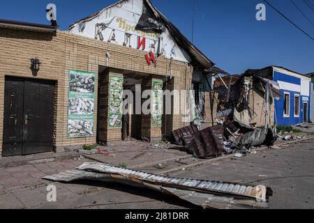 Slatyne, Ucraina. 06th maggio 2022. Un negozio distrutto visto a Slatyne, Kharkiv Oblast, Ucraina. Poiché la Russia ha rifornito le sue truppe e concentrato l'offensiva nella parte orientale dell'Ucraina, Kharkiv e la zona circostante in Ucraina sono ora sotto costante minaccia di bombardamenti e attacchi aerei russi. (Foto di Alex Chan/SOPA Images/Sipa USA) Credit: Sipa USA/Alamy Live News Foto Stock