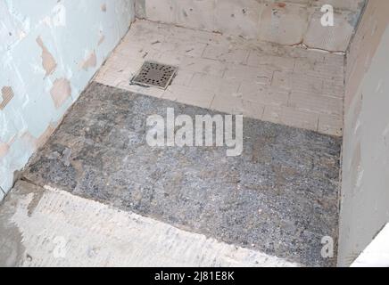 Preparazione o riparazione del bagno, rimozione di vecchie piastrelle Foto Stock