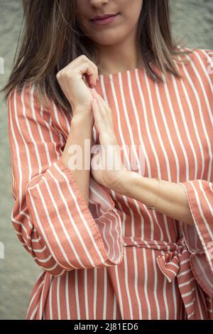 Primo piano di donna in abito a righe all'aperto Foto Stock