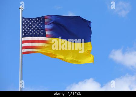 Bandiera di sventolamento nei colori nazionali dell'Ucraina e degli Stati Uniti all'aperto Foto Stock