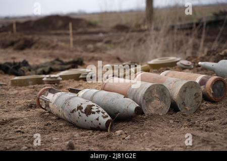 Sminamento da parte delle truppe del territorio. Molte miniere, conchiglie, artiglieria, granate, granate a frammentazione Foto Stock